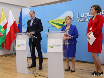 Wicemarszałek Łukasz Porycki, radna Województwa Lubuskiego, przewodnicząca Komisji Zdrowia, Rodziny i Spraw Społecznych Anna Chinalska (w środku) oraz zastępca dyrektora Departamentu Ochrony Zdrowia UMWL Mirosałwa Dulat na konferencji prasowej