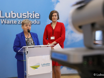 Przewodnicząca Komisji Zdrowia, Rodziny i Spraw Społecznych Anna Chinalska (w środku) oraz zastępca dyrektora Departamentu Ochrony Zdrowia UMWL Mirosałwa Dulat na konferencji prasowej