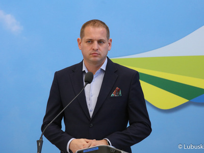 Wicemarszałek Łukasz Porycki na konferencji prasowej
