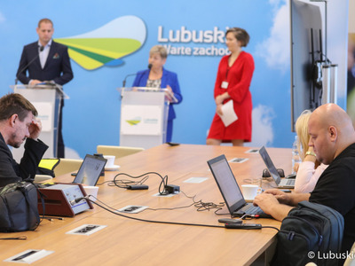 Uczestnicy konferencji prasowej w Sali Prasowej Urzędu Marszałkowskiego Województwa Lubuskiego dot. stypendiów dla studentów kształcących się na szkoleniach podyplomowych z psychologii klinicznej i psychoterapii oraz dofinansowania do profilaktyki i rehabilitacji Lubuszan. 