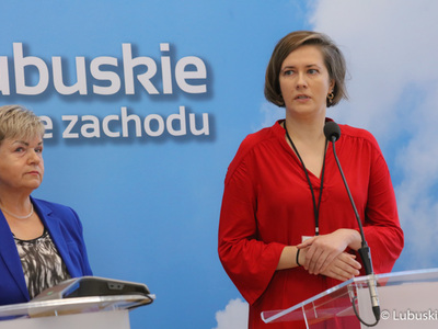 Zastępca dyrektora Departamentu Ochrony Zdrowia UMWL Mirosałwa Dulat (przy mikrofonie) oraz przewodnicząca Komisji Zdrowia, Rodziny i Spraw Społecznych Anna Chinalska oraz na konferencji prasowej