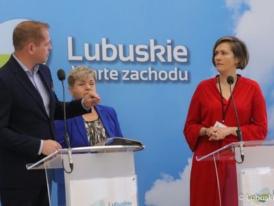 Wicemarszałek Łukasz Porycki, radna Województwa Lubuskiego, przewodnicząca Komisji Zdrowia, Rodziny i Spraw Społecznych Anna Chinalska (w środku) oraz zastępca dyrektora Departamentu Ochrony Zdrowia UMWL Mirosałwa Dulat na konferencji prasowej