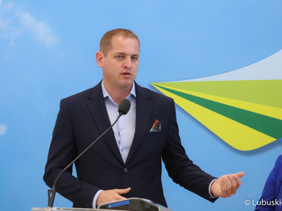 Wicemarszałek Łukasz Porycki na konferencji prasowej