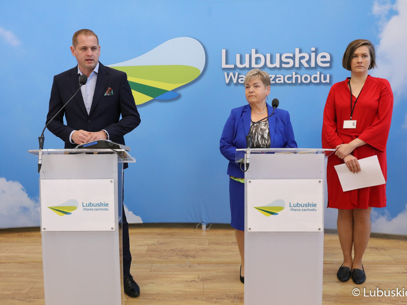 Wicemarszałek Łukasz Porycki, radna Województwa Lubuskiego, przewodnicząca Komisji Zdrowia, Rodziny i Spraw Społecznych Anna Chinalska (w środku) oraz zastępca dyrektora Departamentu Ochrony Zdrowia UMWL Mirosałwa Dulat na konferencji prasowej