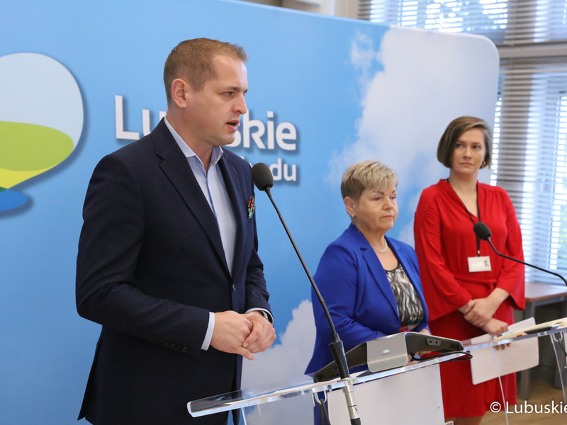 Wicemarszałek Łukasz Porycki, radna Województwa Lubuskiego, przewodnicząca Komisji Zdrowia, Rodziny i Spraw Społecznych Anna Chinalska (w środku) oraz zastępca dyrektora Departamentu Ochrony Zdrowia UMWL Mirosałwa Dulat na konferencji prasowej
