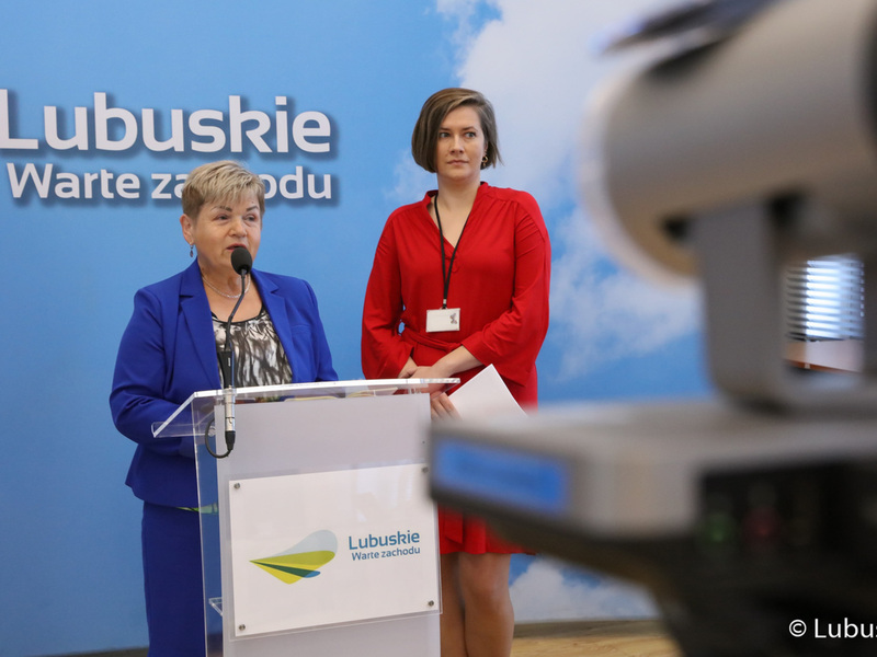 Przewodnicząca Komisji Zdrowia, Rodziny i Spraw Społecznych Anna Chinalska (w środku) oraz zastępca dyrektora Departamentu Ochrony Zdrowia UMWL Mirosałwa Dulat na konferencji prasowej