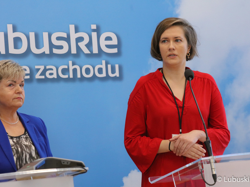 Zastępca dyrektora Departamentu Ochrony Zdrowia UMWL Mirosałwa Dulat (przy mikrofonie) oraz przewodnicząca Komisji Zdrowia, Rodziny i Spraw Społecznych Anna Chinalska oraz na konferencji prasowej