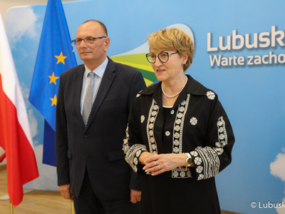 Marszałek Elżbieta Anna Polak oraz wicemarszałek Stanisław Tomczyszyn podczas spotkania z urzędnikami odznaczonymi medalami za długoletnią służbę

