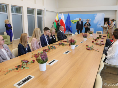 Marszałek Elżbieta Anna Polak oraz wicemarszałek Stanisław Tomczyszyn spotkali się z urzędnikami odznaczonymi medalami za długoletnią służbę
