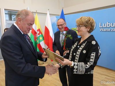 Marszałek Elżbieta Anna Polak oraz wicemarszałek Stanisław Tomczyszyn spotkali się z urzędnikami odznaczonymi medalami za długoletnią służbę
