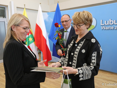 Marszałek Elżbieta Anna Polak oraz wicemarszałek Stanisław Tomczyszyn spotkali się z urzędnikami odznaczonymi medalami za długoletnią służbę
