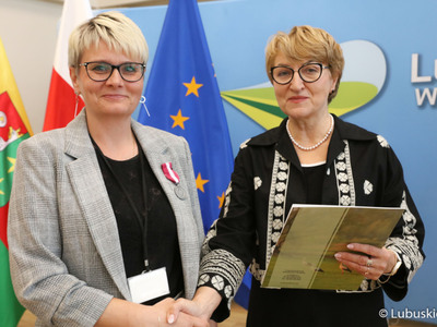 Marszałek Elżbieta Anna Polak (z prawej) na spotkaniu z urzędnikami odznaczonymi medalami za długoletnią służbę
