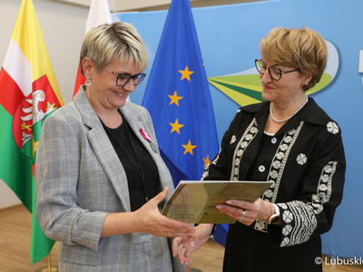Marszałek Elżbieta Anna Polak (z prawej) na spotkaniu z urzędnikami odznaczonymi medalami za długoletnią służbę
