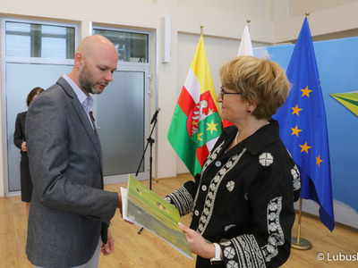 Marszałek Elżbieta Anna Polak na spotkaniu z urzędnikami odznaczonymi medalami za długoletnią służbę
