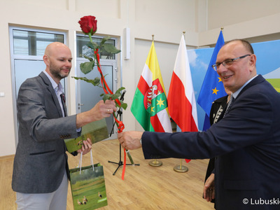 Wicemarszałek Stanisław Tomczyszyn na spotkaniu z urzędnikami odznaczonymi medalami za długoletnią służbę
