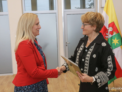 Marszałek Elżbieta Anna Polak (z prawej) na spotkaniu z urzędnikami odznaczonymi medalami za długoletnią służbę
