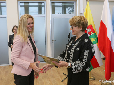 Marszałek Elżbieta Anna Polak (z prawej) na spotkaniu z urzędnikami odznaczonymi medalami za długoletnią służbę
