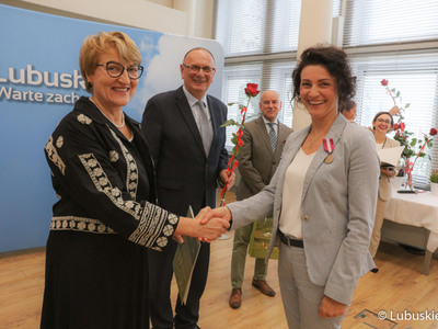 Marszałek Elżbieta Anna Polak oraz wicemarszałek Stanisław Tomczyszyn spotkali się z urzędnikami odznaczonymi medalami za długoletnią służbę
