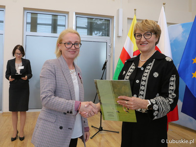 Marszałek Elżbieta Anna Polak (z prawej) na spotkaniu z urzędnikami odznaczonymi medalami za długoletnią służbę

