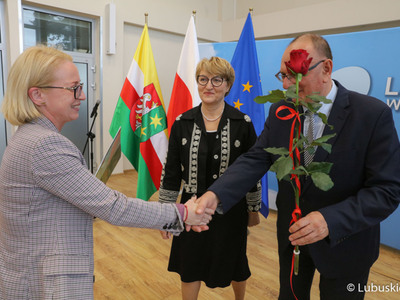 Marszałek Elżbieta Anna Polak oraz wicemarszałek Stanisław Tomczyszyn spotkali się z urzędnikami odznaczonymi medalami za długoletnią służbę
