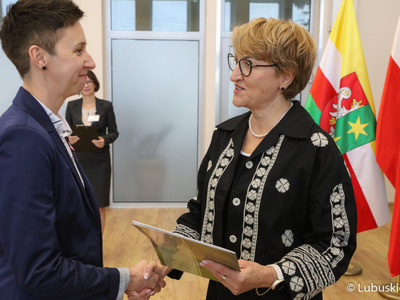 Marszałek Elżbieta Anna Polak (z prawej) na spotkaniu z urzędnikami odznaczonymi medalami za długoletnią służbę
