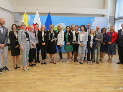 Marszałek Elżbieta Anna Polak oraz wicemarszałek Stanisław Tomczyszyn spotkali się z urzędnikami odznaczonymi medalami za długoletnią służbę
