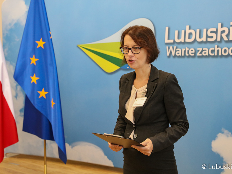 Sekretarz Województwa Lubuskiego Alicja Woźniak podczas spotkania z urzędnikami odznaczonymi medalami za długoletnią służbę