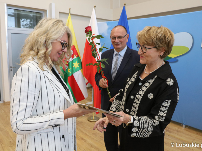 Marszałek Elżbieta Anna Polak oraz wicemarszałek Stanisław Tomczyszyn spotkali się z urzędnikami odznaczonymi medalami za długoletnią służbę