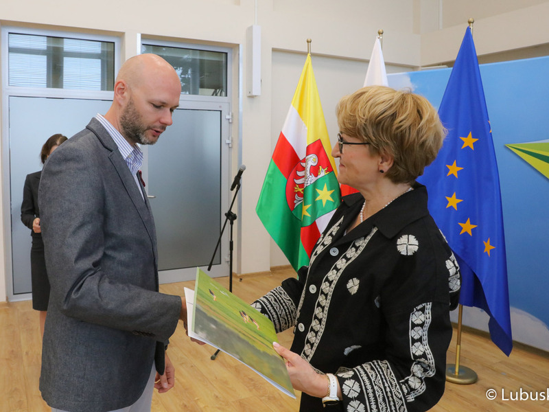 Marszałek Elżbieta Anna Polak na spotkaniu z urzędnikami odznaczonymi medalami za długoletnią służbę
