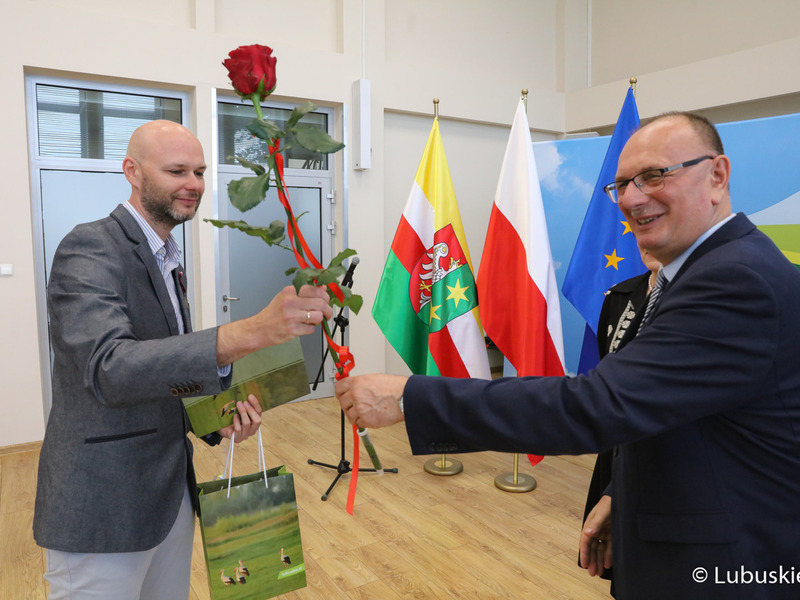 Wicemarszałek Stanisław Tomczyszyn na spotkaniu z urzędnikami odznaczonymi medalami za długoletnią służbę