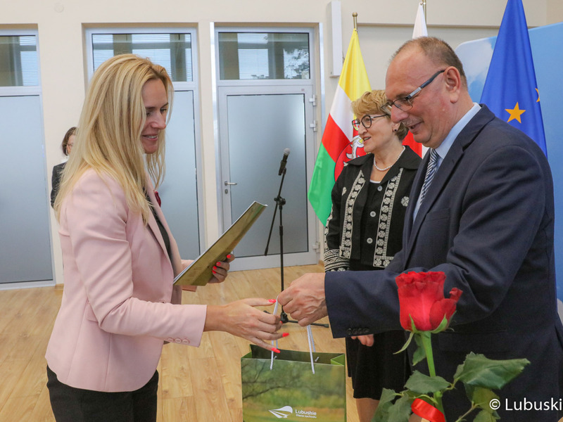 Marszałek Elżbieta Anna Polak oraz wicemarszałek Stanisław Tomczyszyn spotkali się z urzędnikami odznaczonymi medalami za długoletnią służbę