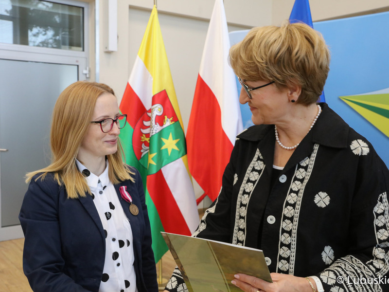 Marszałek Elżbieta Anna Polak (z prawej) na spotkaniu z urzędnikami odznaczonymi medalami za długoletnią służbę