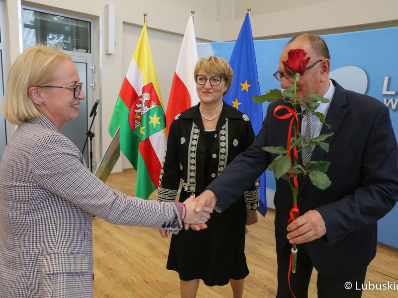 Marszałek Elżbieta Anna Polak oraz wicemarszałek Stanisław Tomczyszyn spotkali się z urzędnikami odznaczonymi medalami za długoletnią służbę