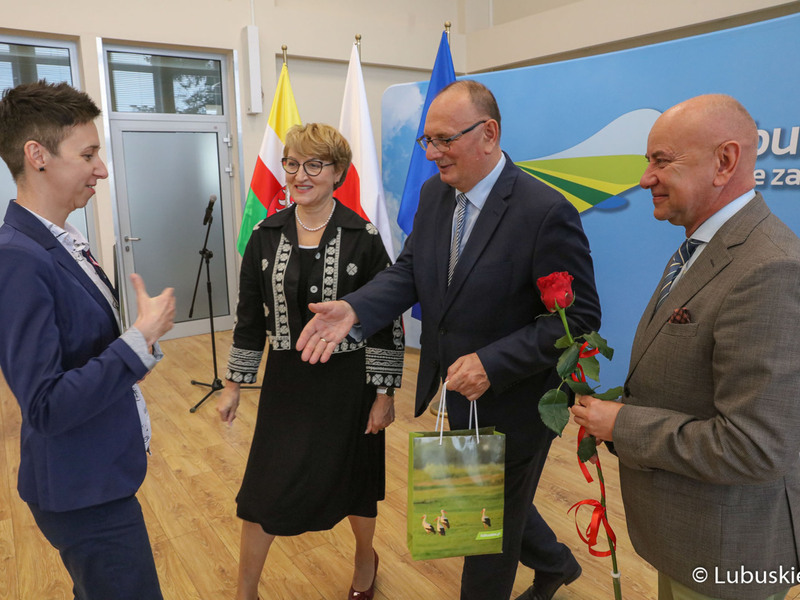 Marszałek Elżbieta Anna Polak oraz wicemarszałek Stanisław Tomczyszyn spotkali się z urzędnikami odznaczonymi medalami za długoletnią służbę