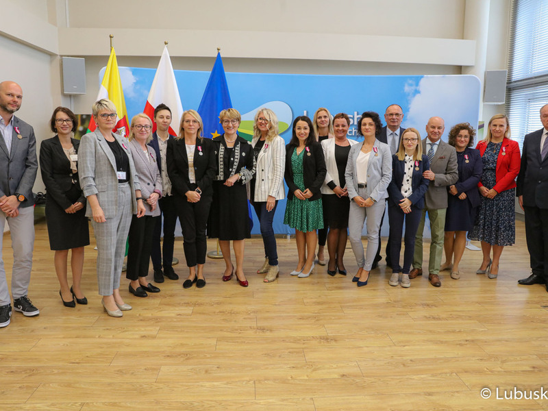 Marszałek Elżbieta Anna Polak oraz wicemarszałek Stanisław Tomczyszyn spotkali się z urzędnikami odznaczonymi medalami za długoletnią służbę