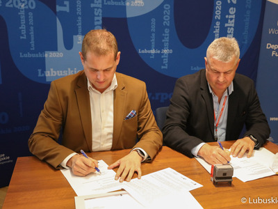 Wicemarszałek województwa lubuskiego Łukasz Porycki podpisał aneksy do umów dla lubuskich szpitali i ośrodków rehabilitacji. Dzięki temu otrzymają one dodatkowe fundusze na realizację programu rehabilitacji zawodowej mieszkańców regionu.