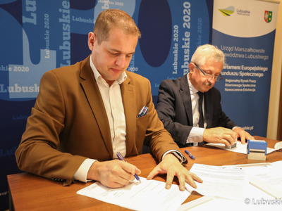 Wicemarszałek województwa lubuskiego Łukasz Porycki podpisał aneksy do umów dla lubuskich szpitali i ośrodków rehabilitacji. Dzięki temu otrzymają one dodatkowe fundusze na realizację programu rehabilitacji zawodowej mieszkańców regionu.