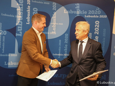 Wicemarszałek województwa lubuskiego Łukasz Porycki podpisał aneksy do umów dla lubuskich szpitali i ośrodków rehabilitacji. Dzięki temu otrzymają one dodatkowe fundusze na realizację programu rehabilitacji zawodowej mieszkańców regionu.