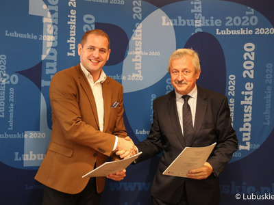Wicemarszałek województwa lubuskiego Łukasz Porycki podpisał aneksy do umów dla lubuskich szpitali i ośrodków rehabilitacji. Dzięki temu otrzymają one dodatkowe fundusze na realizację programu rehabilitacji zawodowej mieszkańców regionu.