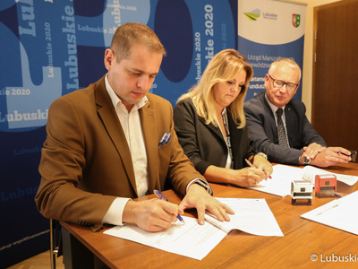 Wicemarszałek województwa lubuskiego Łukasz Porycki podpisał aneksy do umów dla lubuskich szpitali i ośrodków rehabilitacji. Dzięki temu otrzymają one dodatkowe fundusze na realizację programu rehabilitacji zawodowej mieszkańców regionu.