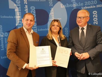 Wicemarszałek województwa lubuskiego Łukasz Porycki podpisał aneksy do umów dla lubuskich szpitali i ośrodków rehabilitacji. Dzięki temu otrzymają one dodatkowe fundusze na realizację programu rehabilitacji zawodowej mieszkańców regionu.