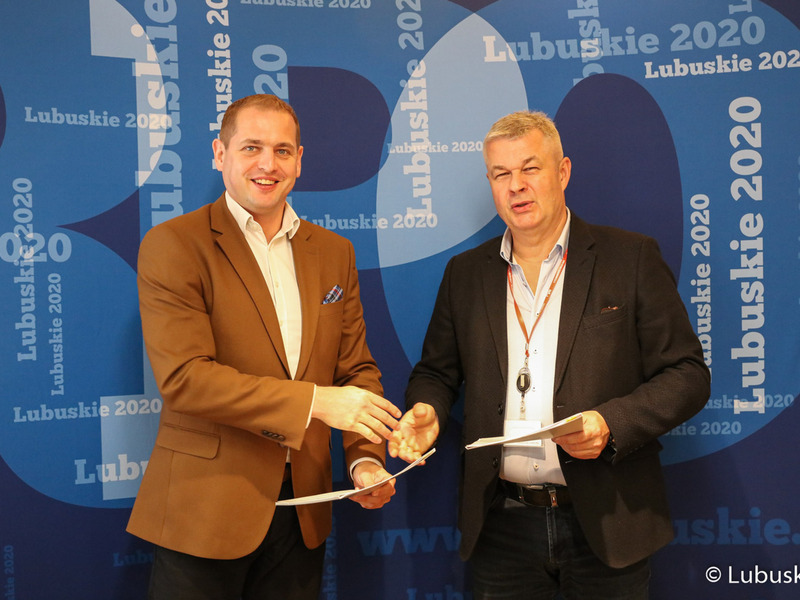 Wicemarszałek województwa lubuskiego Łukasz Porycki podpisał aneksy do umów dla lubuskich szpitali i ośrodków rehabilitacji. Dzięki temu otrzymają one dodatkowe fundusze na realizację programu rehabilitacji zawodowej mieszkańców regionu.