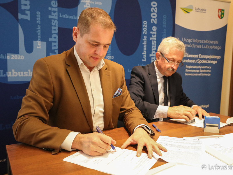 Wicemarszałek województwa lubuskiego Łukasz Porycki podpisał aneksy do umów dla lubuskich szpitali i ośrodków rehabilitacji. Dzięki temu otrzymają one dodatkowe fundusze na realizację programu rehabilitacji zawodowej mieszkańców regionu.