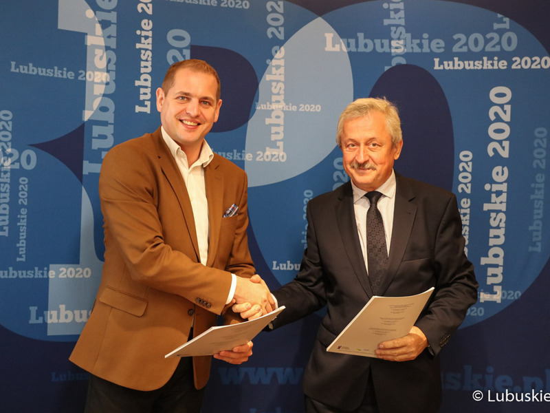 Wicemarszałek województwa lubuskiego Łukasz Porycki podpisał aneksy do umów dla lubuskich szpitali i ośrodków rehabilitacji. Dzięki temu otrzymają one dodatkowe fundusze na realizację programu rehabilitacji zawodowej mieszkańców regionu.