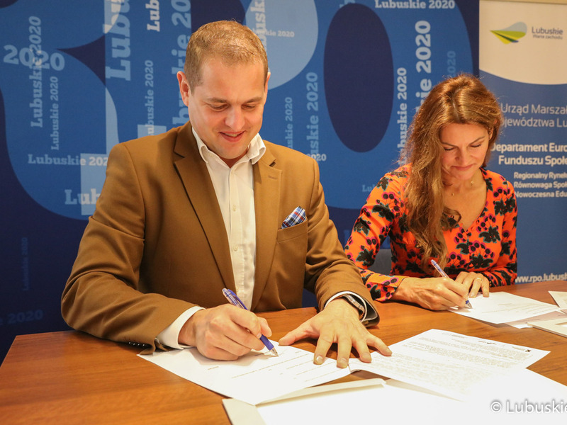 Wicemarszałek województwa lubuskiego Łukasz Porycki podpisał aneksy do umów dla lubuskich szpitali i ośrodków rehabilitacji. Dzięki temu otrzymają one dodatkowe fundusze na realizację programu rehabilitacji zawodowej mieszkańców regionu.