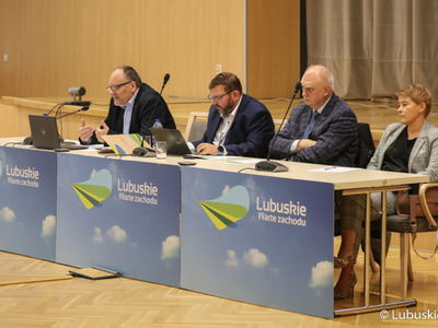Uczestnicy Lubuskiego Forum Innowacji w Sali Kolumnowej urzędu marszałkowskiego w Zielonej Górze. Od lewej: dr Jerzy Tutaj, dr Jarosław Flakowski, prof. dr hab. Marek Banaszkiewicz oraz dr hab. inż. Maria Mrówczyńska, prof UZ