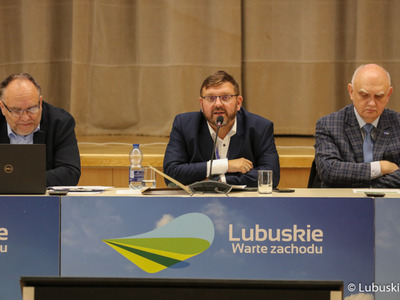 Dr Jarosław Flakowski (przy mikrofonie), dyr Departamentu Rozwoju i Innowacji UMWL podczas Lubuskiego Forum Innowacji w Sali Kolumnowej urzędu marszałkowskiego w Zielonej Górze. Z lewej dr Jerzy Tutaj. z prawej: prof. dr hab. Marek Banaszkiewicz.