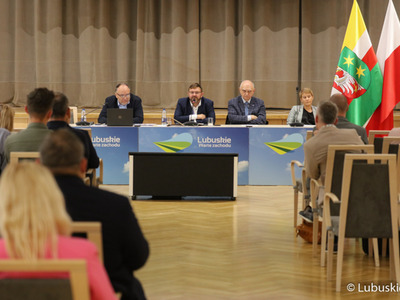 Dr Jarosław Flakowski (przy mikrofonie), dyr Departamentu Rozwoju i Innowacji UMWL podczas Lubuskiego Forum Innowacji w Sali Kolumnowej urzędu marszałkowskiego w Zielonej Górze. Z lewej: dr Jerzy Tutaj. Z prawej: prof. dr hab. Marek Banaszkiewicz oraz dr hab. inż. Maria Mrówczyńska, prof UZ.