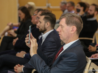 Uczestnicy Lubuskiego Forum Innowacji w Sali Kolumnowej urzędu marszałkowskiego w Zielonej Górze
