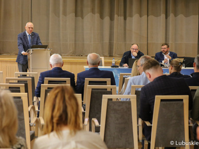 Prof. dr hab. Marek Banaszkiewicz (przy mównicy) podczas Lubuskiego Forum Innowacji w Sali Kolumnowej urzędu marszałkowskiego w Zielonej Górze